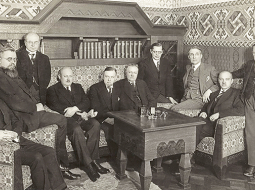 Marģera Skujenieka valdība Valsts kancelejas telpās 1931.gadā. No labās: Roberts Ivanovs, Vladislavs Rubulis (Rubuls), Kārlis Reinholds Zariņš, Vilis Gulbis, Jānis Balodis, Marģers Skujenieks, Jānis Kauliņš, Dāvids Rudzītis, Antons Kursītis un Atis Ķeniņš