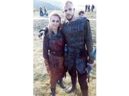 Īrijā dzīvojošā latviete Kristīne Ķēniņa kanādiešu seriālā Vikingi redzama 3. un 4.sezonā kā fona aktrise. Seriālā kopumā filmējušies seši latvieši. Attēlā: ar zviedru aktieri Gustavu Skarsgārdu.