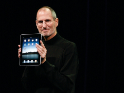Apple boss Stīvs Džobss planšetdatora iPad pirmizrādē šā gada 27.janvārī Sanfrancisko. Līdz šim ASV un vēl 12 valstīs pārdoti jau vairāk nekā divi miljoni iPad. Foto — AFP/LETA