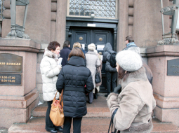 Noguldītāji pie slēgtās Ūkio bankas filiāles Kauņā.
