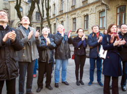 Žurnālistu sarīkotais aplausu  protests pie Īpašās izmeklēšanas dienesta STT galvenās ēkas Viļņā, lai ironiski pateiktos «par labu darbu». Dažiem plaukstas bija nokrāsotas sarkanas.