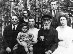 1930.gads, Rīga. Aliksas vecmamma Berta Broša Katca (pirmā no labās) ar savu tēvu Lācaru Katcu un vīru Lipu Jakeloviču, māsu Mariju un viņas vīru Iļju Taitsu, māsas dēlu Šaiju.
