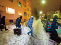 Igaunijas Drošības policijas darbinieki pēc kratīšanas Dresena dzīvoklī 22.februārī.