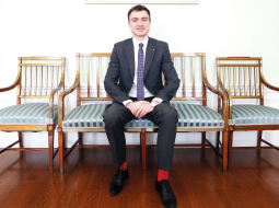 Tāvi Reivass 34 gadu vecumā kļuvis par pašlaik jaunāko premjeru Eiropas Savienības valstīs (salīdzinājumam — Valdis Dombrovskis par Latvijas premjeru kļuva 37 gadu vecumā).