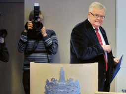 Tallinas mērs Edgars Savisārs preses konferencē decembrī. Politiķis Tallinas galvaspilsētā līdz šim baudījis lielu popularitāri, jo viņa vēlētāji ir arī krieviski runājošie iedzīvotāji, kuri Igaunijā var piedalīties pašvaldību vēlēšanās. Foto — Scanpix