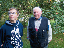 Reinis Elstiņš ar mazdēlu Robertu.