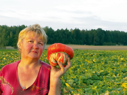 Laimas ģimenes saimniecība Vizbuļi ar bioloģisko dārzeņkopību nodarbojas jau desmit gadu. Pārliecinājušies, ka saimniekot bez dabai un cilvēkam kaitīgu vielu izmantošanas nav pārlieku grūti. «Esmu par to, lai Latvijā pēc iespējas vairāk būtu bioloģisko saimniecību.»