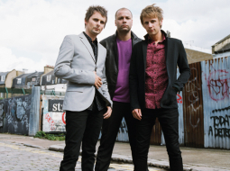 Trio ir kopā kopš 1994.gada. No kreisās: Mets Belamijs (vokāls, ģitāra, taustiņinstrumenti), Kriss Volstenholms (basģitāra, fona vokāls) un Doms Hovards (bungas). Publicitātes foto