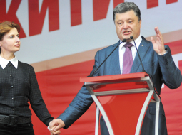 Petro Porošenko ar sievu Marinu vienā no Ukrainas prezidenta priekšvēlēšanu kampaņas pasākumiem.
