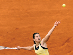 Anastasija Sevastova Eštorilas turnīra (Portugāle) pusfinālā pret ķīnieti Šuai Pena. Foto — Hosē Gualo, EPA/Scanpix