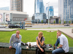 Pie tirdzniecības centra Europa Viļņā.