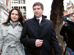 Vladimirs Antonovs ar sievu Olgu pēc tiesas sēdes Londonā pērn 16.decembrī.