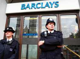 Policisti apsargā Barclays centrālo biroju Londonā, lai novērstu protestēju ielaušanos.