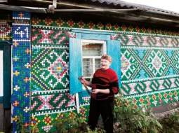 Krievu pensionāre Olga Kostina atradusi veidu, kā izrotāt savu dzīvi Sibīrijas taigas ciemā — uz savas mājas ārsienām viņa veido dažādus ornamentus un pat dzīvnieku attēlus no krāsainiem plastmasas pudeļu korķiem. Līdz šim izmantoti aptuveni 30 000 korķu. Sieviete ir apņēmības pilna līdzīgā veidā izrotāt arī citas savas saimniecības ēkas.