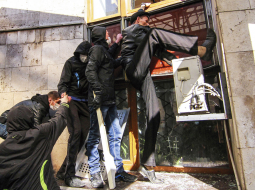 Prokrieviskie protestētāji 6.aprīlī cenšas ielauzties reģionālās valdības ēkā Doņeckā Ukrainas austrumos.