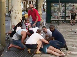 Garāmgājēji Ramblā sniedz pirmo palīdzību vienai no auto notriektajām sievietēm.