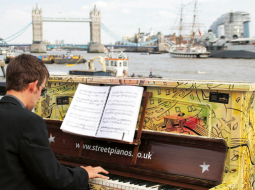 Šovasar Londonā atgriezies pa visu pasauli ceļojošais projekts — pilsētas ielās brīvi pieejamas klavieres