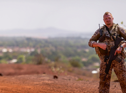 Kaujās, kuras Mali mēdz izcelties starp vietējiem grupējumiem, latvieši nepiedalās. Turp braukuši skolot vietējo armiju. Tomēr drošības apsvērumu dēļ ikdienā arī mūsējie ir bruņoti