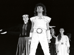 Igo Fomins (priekšplānā) Lāčplēša lomā, baltā tērpā Maija Lūsēna — Laimdota.