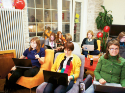 Kopš 2010.gada bezpeļņas organizācija Rails Girls organizē ātros programmēšanas kursus sievietēm.