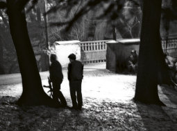 NO FOTOGRĀFA IMANTA PRĒDEĻA ARHĪVA.  «20.janvārī Panorāmā ieraudzīju, ka šauj pie Iekšlietu ministrijas. Braucu. Uz vēdera rāpoju pār Bastejkalnu līdz tagadējam Rīgas ūdenim. Nobildēju, kā [padomju iekšlietu ministrijas specvienība] OMON taranēja Iekšlietu ministrijas vārtus, lai iekļūtu pagalmā un uzkāptu uz jumta.»