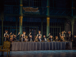 Aina no izrādes Svinības.
Foto — Daina Geidmane