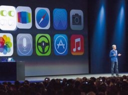 Apple viceprezidents programmatūras jautājumos Kregs Federiži prezentē jauno operētājsistēmu iOS 7 10.jūnijā Sanfrancisko.