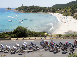 Kamēr vieni zviln pludmalē, citi lej smagus sviedrus — tā sestdien sākās ikgadējais Tour de France velobrauciens, kas šogad notiek jau 100.reizi. Pirmais sacensību posms bija jāveic Korsikas salā — 213 km.
