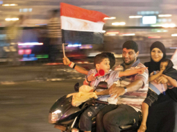 Kāda ēģiptiešu ģimene Kairā svin armijas paziņojumu, ka tā arestējusi tikai gadu nostrādājušo Valsts prezidentu Muhamedu Mursi un uz laiku pārņēmusi varu savās rokās.