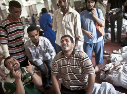 Gāztā prezidenta Muhameda Mursi atbalstītāji pie nogalinātajiem domubiedriem vienā no Kairas mošejām.