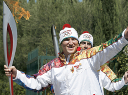 Senajā Olimpijā svētdien iedegtajai Soču olimpisko spēļu lāpai paredzēta vēsturē garākā ziemas olimpisko spēļu lāpas stafete — 65 000 km. Tā pabūs arī kosmosā, pasaulē dziļākajā ezerā un Ziemeļpolā. 2014.gada ziemas olimpiskās spēles Sočos būs lielākais pasākums Krievijā kopš PSRS sabrukuma — tās norisināsies no 7. līdz 23.februārim. Attēlā: krievu hokejists Aleksandrs Ovečkins.