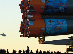 Krievijas kosmonautiem Oļegam Kotovam un Sergejam Rjazanskim 7.novembrī kosmosā jānogādā Soču olimpisko spēļu lāpa. Baikonuras kosmodromā Kazahstānā lidojumam tiek sagatavots kosmosa kuģis TMA–11, kas dosies uz Starptautisko Kosmosa staciju. Kopā ar krievu kosmonautiem ceļā dosies arī Japānas un ASV astronauti. Tā kā līdz šim jau fiksēti vairāk nekā 40 negadījumi ar lāpas aizdedzi, nolemts, ka lāpa kosmosā ceļos neaizdegta. Arī atklātā kosmosā to drošības nolūkos iznesīs nodzēstu. Lāpas atgriešanās uz Zemes paredzēta 11.novembrī.
