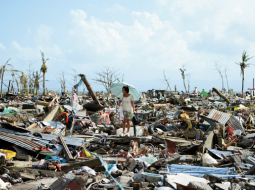 Postošākais taifūns Haijan Filipīnās izraisījis katastrofu — tūkstošiem līķu ielu malās, cilvēki bez pārtikas un dzeramā ūdens. Lai palīdzētu taifūnā cietušajiem, Filipīnām ir nepieciešama teju trešdaļa miljarda dolāru, aplēsusi ANO. Haijan ar vēju ātrumā ap 315 km/h (87,5 m/s) pārgāja pāri Filipīnu Leites un Samaras salām, pārbrāžoties pāri valsts centrālajai daļai, kur dzīvo miljoniem cilvēku, un nodarot plašus postījumus 600 kilometru garā joslā. Pēc ANO aplēsēm, Leites salas Taklobanas pilsētā vien varētu būt gājuši bojā ap 10 000 cilvēku. Bez pajumtes palikuši ap 660 000 cilvēku.