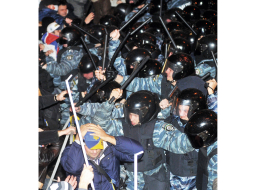 Lielākie protesti kopš Ukrainas 2004.gada Oranžās revolūcijas svētdien Kijevā pulcēja ap 100 tūkstošus cilvēku, lai demonstrētu ukraiņu neapmierinātību ar valdības un prezidenta lēmumu neslēgt asociācijas līgumu ar Eiropas Savienību. Bijusī Ukrainas premjerministre Jūlija Timošenko paziņojusi par beztermiņa badastreika sākšanu, lai ietekmētu prezidenta Viktora Janukoviča izvēli pievienoties Austrumu partnerībai.