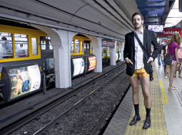 Svētdien daudzviet pasaulē pavadīta Diena bez biksēm metro. Šī tradīcija dzima kā joks Ņujorkā 1986.gadā, kad kāds steidzīgs un puspamodies pilsētnieks uz darbu devās, aizmirsis uzvilkt bikses. Tagad tas pārmeties pa visu pasauli — cilvēki apakšbiksēs svētdien redzēti vismaz 60 lielpilsētās 25 pasaules valstīs.