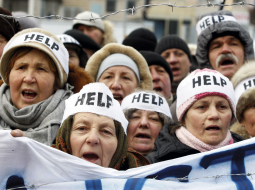 Protestētāji pie ES delegācijas mītnes Kijevā akcijā Ieviesiet sankcijas — pārtrauciet vardarbību! Jaunu vardarbīgu protestu vilni Ukrainas galvaspilsētā izraisīja parlamenta pieņemtie likumgrozījumi, kas domāti plašo opozīcijas protestu ierobežošanai, nosakot, ka par sabiedrisko ēku bloķēšanu varēs piespriest līdz pat piecu gadu cietumsodu. Savukārt tiesa līdz 8.martam aizliegusi Ukrainas galvaspilsētā rīkot protesta akcijas. Protestētāju sadursmēs ar miliciju pirmdien ievainoti vairāk nekā 200 cilvēki. Ukrainas Rada grasās izsludināt ārkārtas stāvokli.