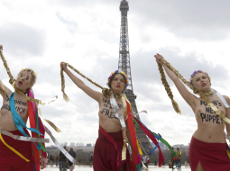 Ukraiņu sieviešu kustības Femen toplesa aktīvistes otrdien sarīkoja protesta akciju Francijas galvaspilsētā Parīzē, attēlojot tikko atbrīvoto Ukrainas opozīcijas ikonu un ekspremjeri Jūliju Timošenko un nosaucot viņu par Krievijas prezidenta Vladimira Putina jauno marioneti.