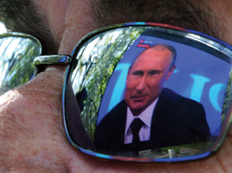 Pasaule aizvien uzstājīgāk aicina Vladimiru Putinu kaut ko darīt lietas labā, taču viņu vārdi līdz Krievijas tautai netiek.