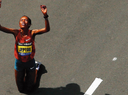 Kenijas skrējēja Rita Jepto otro gadu pēc kārtas triumfēja slavenajā Bostonas maratonā, bet starp vīriešiem labākais bija mājinieks Mebs Keflezigi. Kenijas skrējējai šī bija trešā uzvara Bostonas maratonā, jo viņa ne tikai triumfēja pērn traģiskajās sacensībās, bet paveica to pašu arī 2006.gadā. 2013.gada 15.aprīlī pie Bostonas maratona finiša līnijas notika divi sprādzieni, kuros tika nogalināti trīs cilvēki un vēl 264 cilvēki ievainoti.