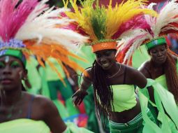 Haiti iedzīvotāju līksmošana Ziedu festivālā Portoprinsā. Festivāls norit trīs dienas Haiti galvaspilsētas centra ielās.