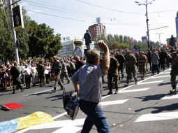 Prokrievisko separātistu svētdien Doņeckā sarīkotais Ukrainas armijas gūstekņu gājiens ir Ženēvas konvencijas pārkāpums, — tā uzskata starptautiskā cilvēktiesību aizstāvības organizācija Human Rights Watch. Gājienu nosoda arī Eiropas Savienības līderi. Konvencija prasa humānu un cieņpilnu attieksmi pret kara gūstekņiem.