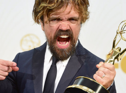 Aktieris Pīters Dinklidžs, kas spēlē vienu no spilgtākajiem varoņiem seriālā Troņu spēle, svētdien Losandželosā saņēma Emmy balvu kā labākais otrā plāna aktieris televīzijas drāmā. Kopumā šīs seriāls uzvarēja 12 nominācijās no 24, šādi sasniedzot absolūto rekordu ceremonijas vēsturē. Pēc Džordža Mārtina romānu sērijas Dziesma par ledu un uguni uzņemtajam seriālam tikusi arī galvenā balva Labākais dramatiskais seriāls.