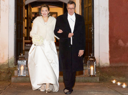 Ceremonijā Hallistes baznīcā noslēgta Igaunijas prezidenta Tomasa Hendrika Ilvesa un Latvijas ierēdnes Ievas Kupces laulība. Igaunijas jaunā pirmā lēdija pieņēmusi vīra uzvārdu.