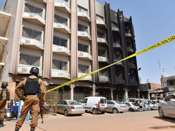 Pasauli satricinājis jauns terors — Indonēzijas galvaspilsētā Džakartā vairākos sprādzienos gājuši bojā vismaz 17 cilvēki. Savukārt Al–Qaeda islāmistu kaujinieku uzbrukumā viesnīcai (attēlā) Rietumāfrikas valsts Burkinafaso galvaspilsētā Vagadugu nogalināti vismaz 26 cilvēki no 18 valstīm. Policijai izdevās atbrīvot 126 ķīlniekus.