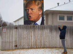 Prezidenta kandidāta Donalda Trampa ģīmetne viņa atbalstītāja pagalmā Demoinas pilsētā Aiovas štatā.