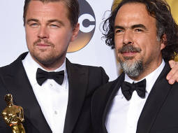 Par tēlojumu kinolentē The Revenant (Cilvēks, kurš izdzīvoja) savu pirmo Oskaru saņēma aktieris Leonardo di Kaprio (attēlā no kreisās), savukārt kategorijā Labākais režisors apbalvots šīs filmas veidotājs Alehandro Gonsaless Injaritu. Par aizvadītā gada labāko filmu ASV Kinoakadēmija atzina žurnālistikas drāmu Spotlight (Uzmanības centrā). Labākā aktrise ir 26 gadus vecā amerikāniete Brī Lārsone, kura spēlēja galveno lomu drāmā Room (Istaba). Visvairāk — sešas Oskara balvas — saņēma austrāliešu režisora Džordža Millera postapokaliptiskais trilleris Mad Max: Fury Road.