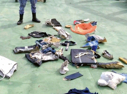 Vidusjūrā nokritušajā lidsabiedrības EgyptAir lidmašīnā, iespējams, noticis sprādziens. Par to liecina pasažieru mirstīgo atlieku sākotnējās analīzes, paziņoja ar izmeklēšanu saistīti avoti. 19.maijā no radariem pazudušajā pasažieru lidmašīnā atradās 66 cilvēki, tās atlūzas vēlāk tika atrastas 290 km uz ziemeļiem no Aleksandrijas.
