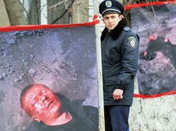 Protesta plakāti ar žurnālistu Rostislavu Šapošņikovu pie Ukrainas Iekšlietu ministrijas. 24.martā divas nenoskaidrotas personas Kijevā viņu ierāva melnā apvidus auto un aizveda nezināmā virzienā. Pēc kāda laika vīrieti, smagi piekautu un pamestu mežā, pamanīja riteņbraucēji. Šapošņikovs ir izveidojis sociālo kustību un publicē avīzi Ceļu kotrole, kas pēta ceļu policijas pārkāpumus.