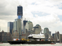 Uz jaunām mājām muzejā Ņujorkā no Floridas pārvests kosmiskais atspoļkuģis Enterprise, kuru ASV kosmosa pārvalde «palaida pensijā» pagājušajā vasarā. Tā piemērošana ekspozīcijai un pārvešana izmaksājusi aptuveni 29 miljonus dolāru. Līdzīgs liktenis ir šī kuģa četriem brāļiem — tie būs apskatāmi muzejos Hjūstonā, Vašingtonā, Losandželosā un Floridā.