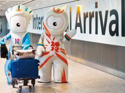 Londonas olimpisko spēļu talismani Venloks un Mendevils sagaida viesus Hītrovas lidostā. Tiek lēsts, ka nākamā mēneša laikā britu galvaspilsētu apmeklēs pusmiljons tūristu, neskaitot sportistus, trenerus un sporta funkcionārus. Savukārt 1,3 miljoni londoniešu izteikušies, ka centīsies pamest pilsētu, lai izbēgtu no sastrēgumiem un drūzmas.